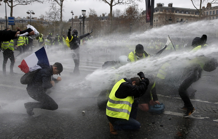 Francja: rachunek strat po zamieszkach "żółtych kamizelek" w Paryżu