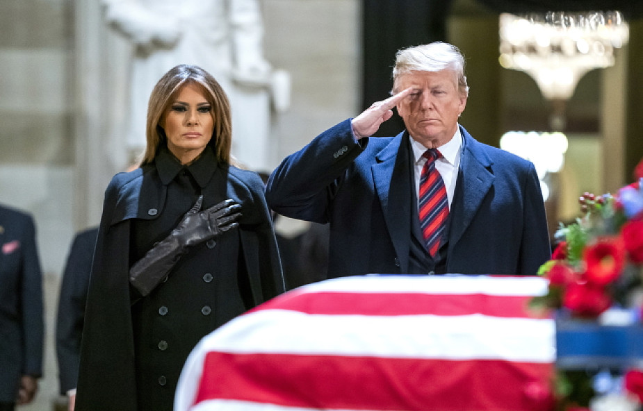 Donald Trump i pierwsza dama złożyli hołd zmarłemu prezydentowi