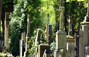 Liczne kradzieże na Cmentarzu Powązkowskim. Archidiecezja reaguje