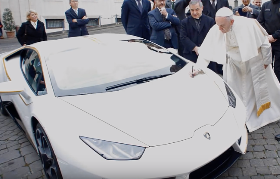 Papieskie Lamborghini znowu do sprzedaży. Teraz można je wygrać w... loterii