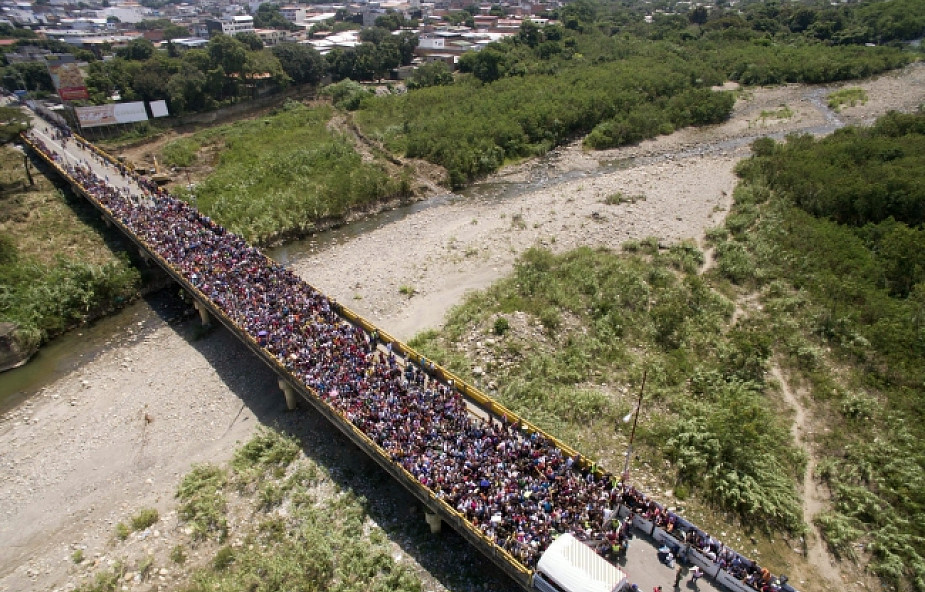 Tysiące uchodźców z Wenezueli ucieka do Kolumbii. Sytuacja staje się napięta