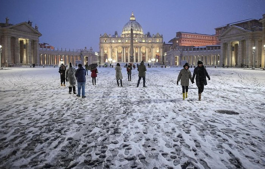 Watykan pierwszy raz od sześciu lat "zasypany" śniegiem [ZDJĘCIA]