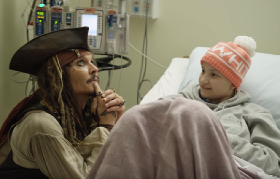 Johnny Depp zrobił niespodziankę dzieciom w szpitalu [WIDEO]