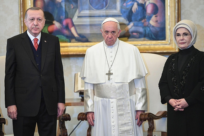 Papież daje taki prezent wielu przywódcom, ale prezydent Turcji usłyszał dodatkowo komentarz... - zdjęcie w treści artykułu