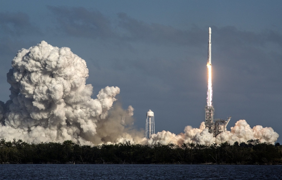 Główny człon rakiety Falcon Heavy wpadł do wody