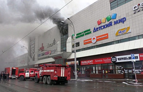 Rosja: 64 osoby zginęły w pożarze w centrum handlowym w Kemerowie