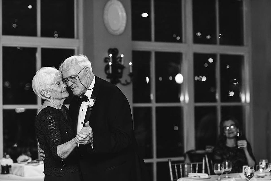 Historia tych 70-latków pokazuje, że zawsze jest dobry czas na miłość - zdjęcie w treści artykułu