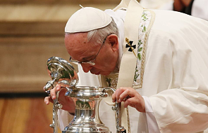 Czym jest "gest chuchnięcia", który papież i biskupi wykonują nad konsekrowanymi olejami? 