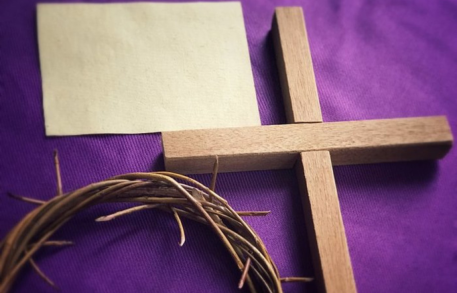 Jak dobrze adorować krzyż w Wielki Piątek?