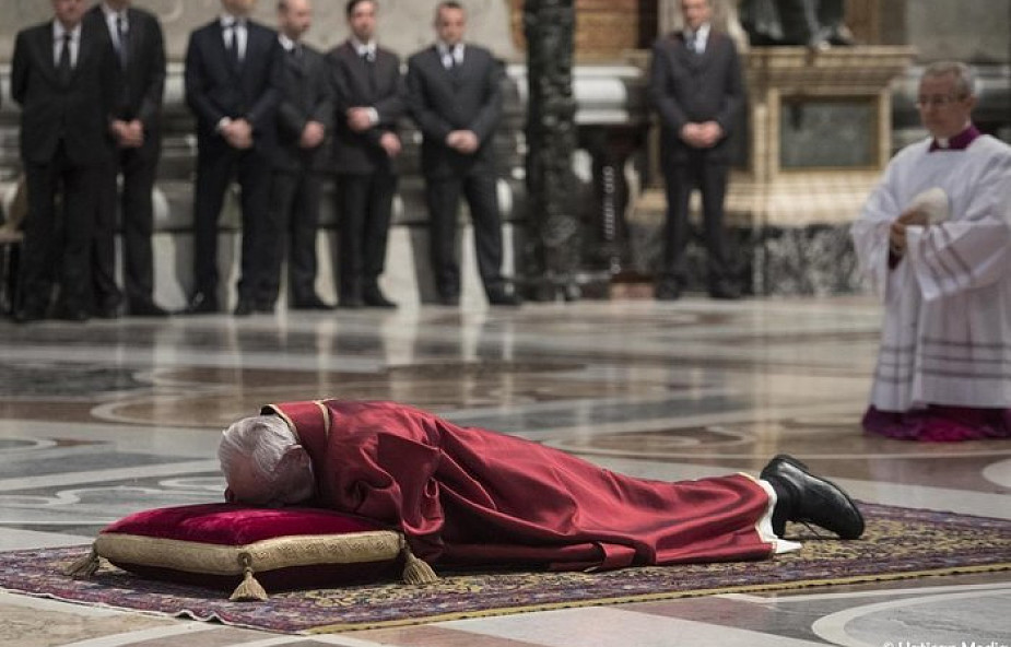 Watykan: Papież przewodniczył nabożeństwu Męki Pańskiej