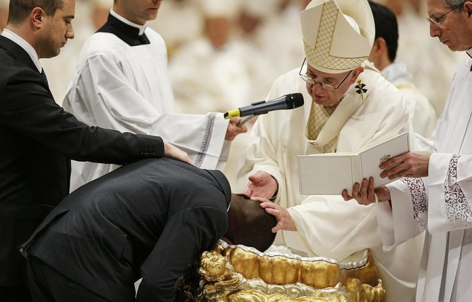 Watykan: w czasie Wigilii Paschalnej Franciszek ochrzcił osiem osób