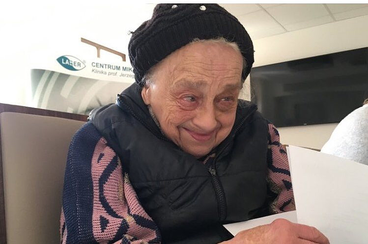 90-letnia staruszka dostała mandat za sprzedaż serwetek. Pomogli jej internauci, zorganizowali zrzutkę. Brawo! - zdjęcie w treści artykułu