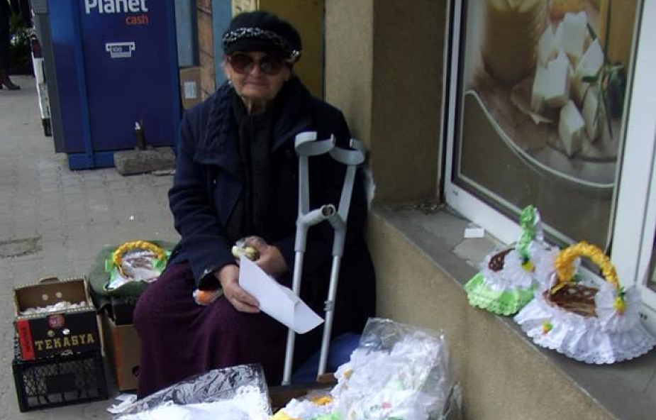 90-letnia staruszka dostała mandat za sprzedaż serwetek. Pomogli jej internauci, zorganizowali zrzutkę. Brawo!
