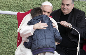 Zapłakany chłopiec w objęciach papieża: czy mój tata jest w niebie?