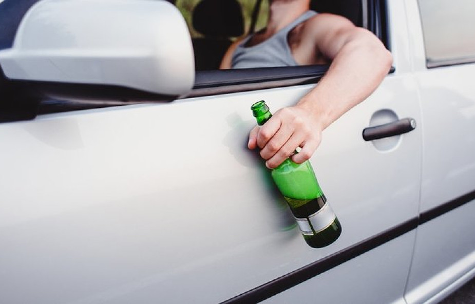 Policja: kierowcy nie wiedzą, ile muszą odczekać po wypiciu alkoholu, aby prowadzić auto