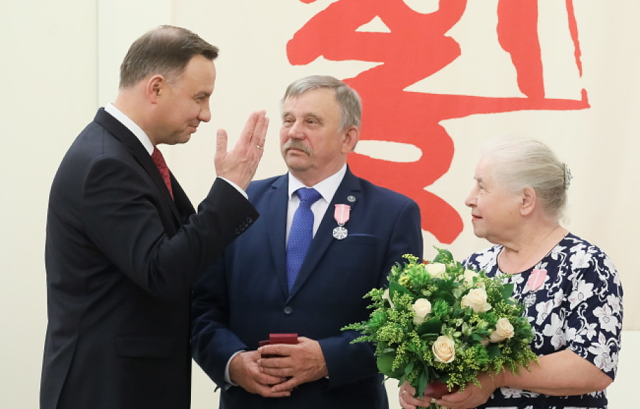 Brat ks. Popiełuszki i jego małżonka z medalem od Prezydenta RP