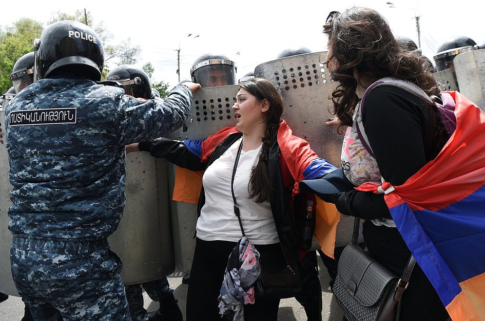 Armenia: dymisja premiera po protestach setek tysięcy osób. Do protestujących dołączyli żołnierze - zdjęcie w treści artykułu nr 2