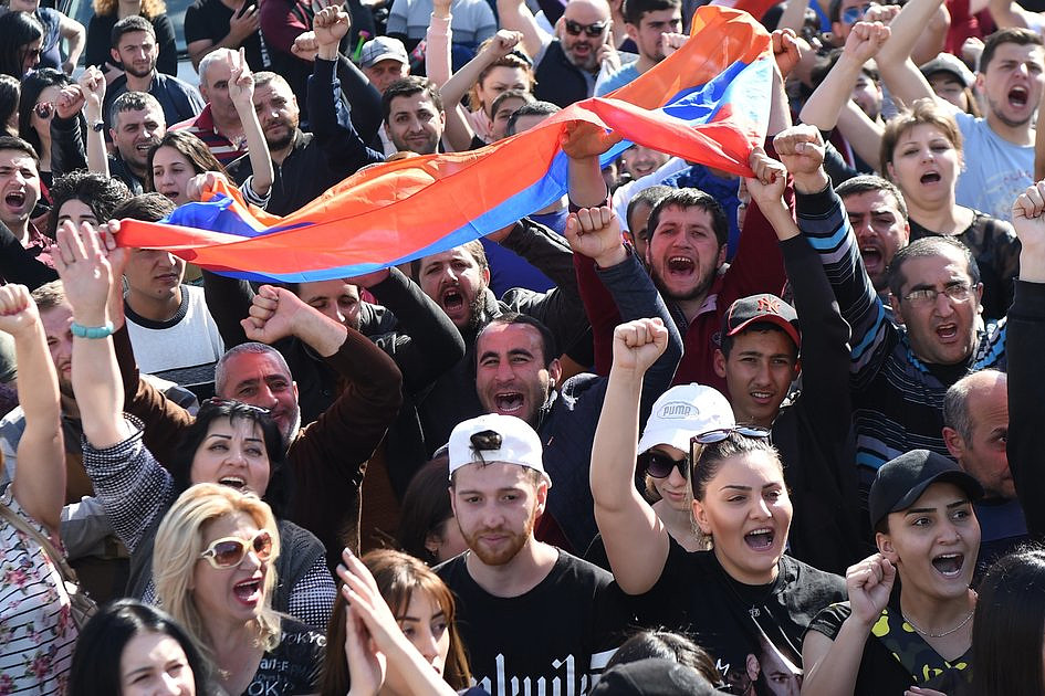Armenia: dymisja premiera po protestach setek tysięcy osób. Do protestujących dołączyli żołnierze - zdjęcie w treści artykułu