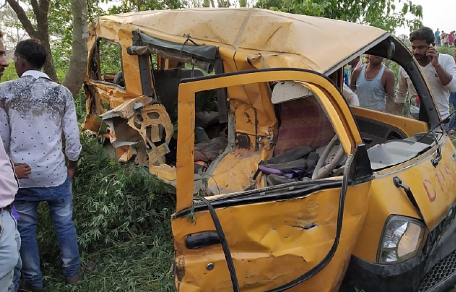 Indie: 13 dzieci zginęło, gdy szkolny bus wjechał pod pociąg