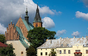 W Olkuszu ewakuowano wiernych z dwóch kościołów po alarmie bombowym. Msze odprawiano na rynku