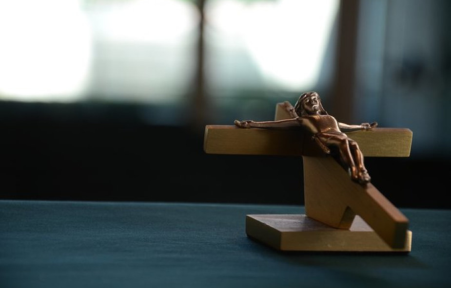 Krzyż powieszony bez wiary w urzędzie