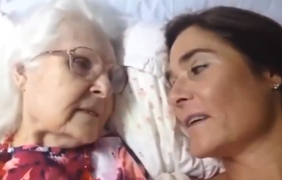 Chora na Alzheimera matka pierwszy raz od dawna rozpoznaje swoją córkę [WIDEO]