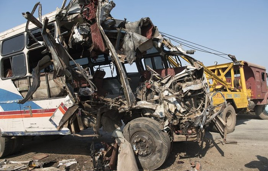 Indie: co najmniej 30 osób zginęło w wypadku szkolnego autobusu
