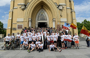 19 biegaczy wyruszyło z Łodzi na Monte Cassino; pożegnał ich abp Grzegorz Ryś