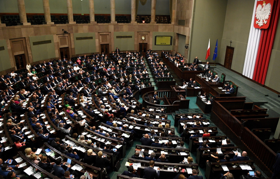 Sejm za ustawą obniżającą uposażenia parlamentarzystów o 20 proc.