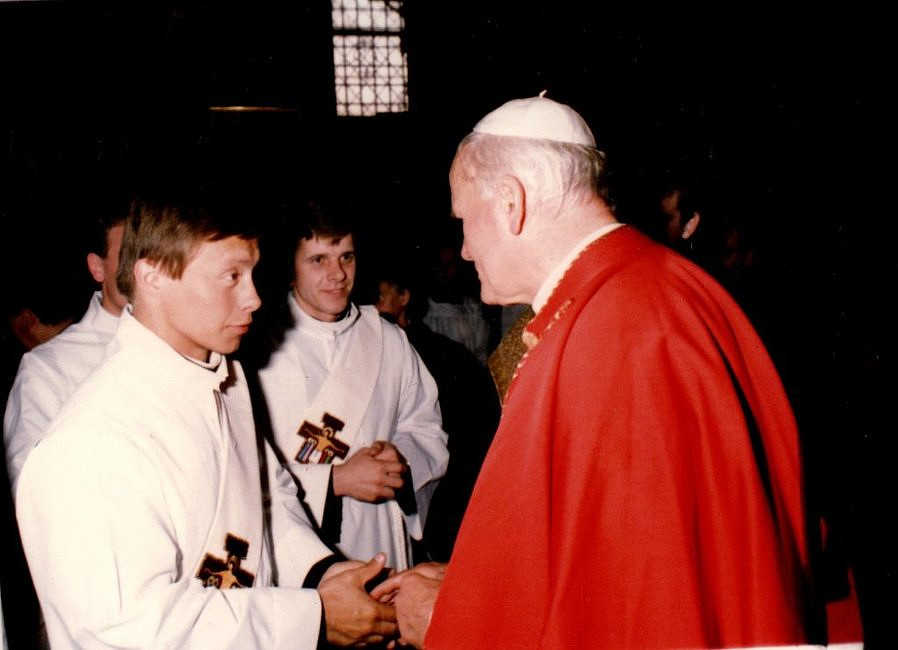 Św. Jan Paweł II i (młody) abp Grzegorz Ryś na jednym zdjęciu. Mija 30 lat od święceń metropolity łódzkiego - zdjęcie w treści artykułu