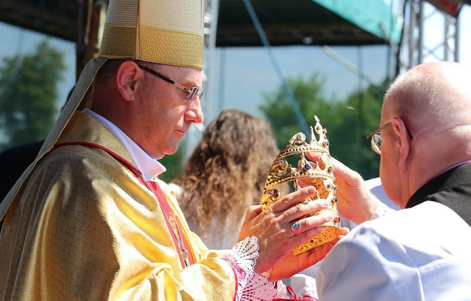 Prymas nałożył korony na statuę Trójcy Świętej w wyjątkowym sanktuarium
