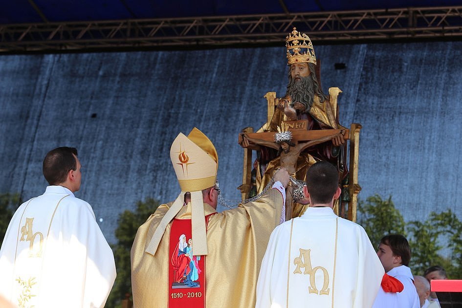 Prymas nałożył korony na statuę Trójcy Świętej w wyjątkowym sanktuarium - zdjęcie w treści artykułu