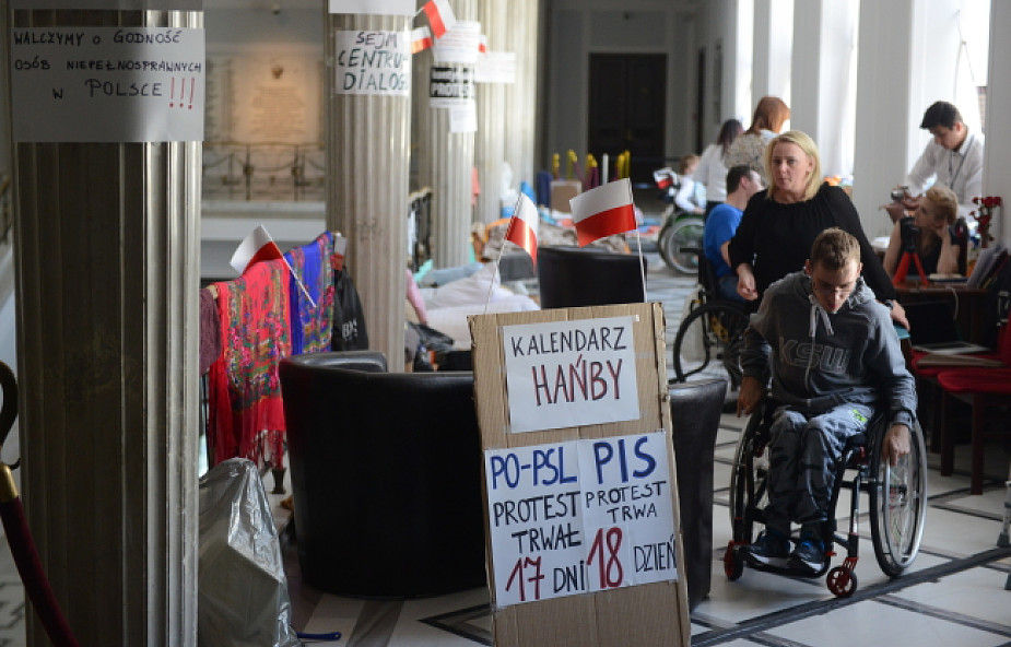 Przed Sejmem manifestacja wsparcia dla protestu osób niepełnosprawnych