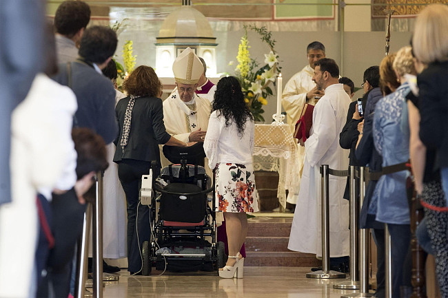 Papież Franciszek udzielił dziś bierzmowania niepełnosprawnej dziewczynce - zdjęcie w treści artykułu