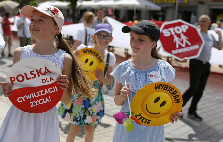 "Polska rodziną silna". Wyruszył Marsz dla Życia i Rodziny