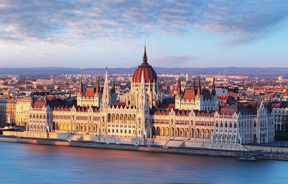Węgierski parlament przyjął pakiet ustaw antyimigracyjnych i poprawkę do konstytucji