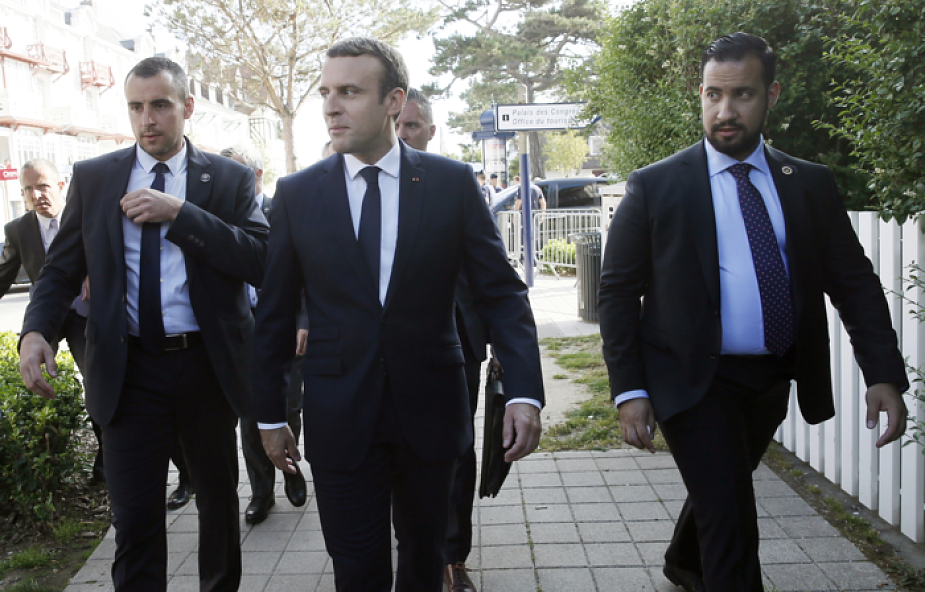Francja: Macron krytykowany po zawieszeniu doradcy, który pobił studenta
