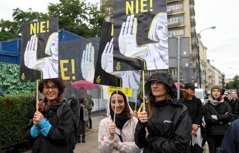 Przed Sejmem protesty zwolenników i przeciwników zmian prawa aborcyjnego