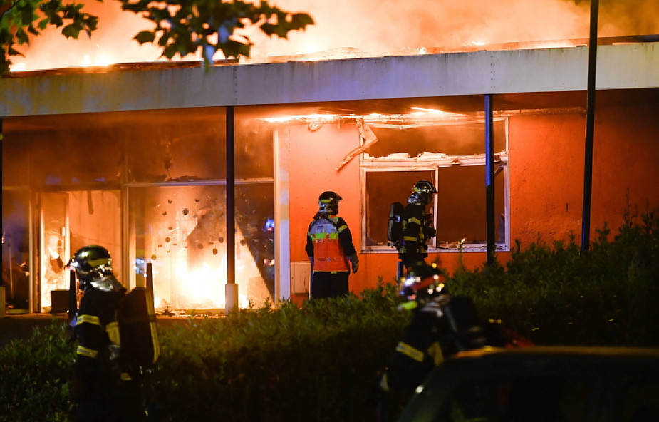 Przez trzecią noc we francuskim Nantes płonęły samochody i budynki