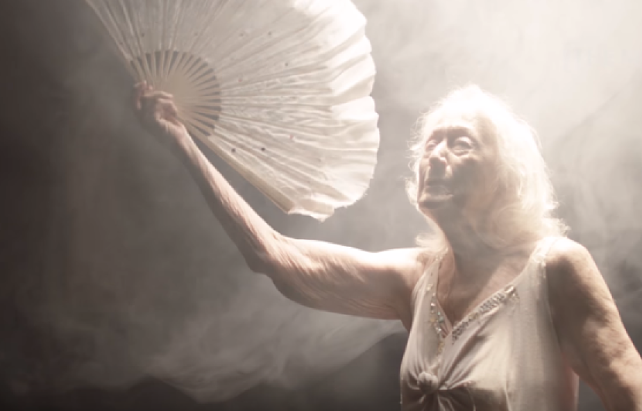 Ta tancerka skończyła niedawno 103 lata: "nie chcę przestać tańczyć" [WIDEO]