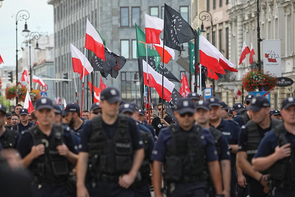 Warszawa: marsz narodowców przeszedł mimo blokad kontrmanifestantów - zdjęcie w treści artykułu nr 1