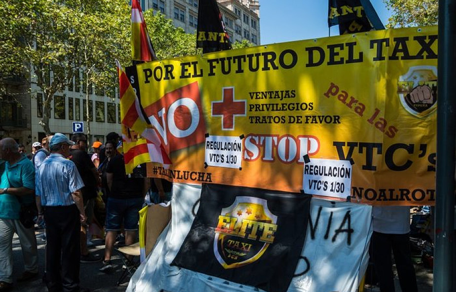 Hiszpania: taksówkarze zakończyli strajk, rząd ograniczy działalność Ubera
