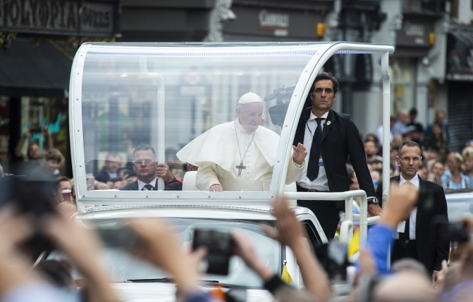 Tłumy ludzi na ulicach witają papieża w Dublinie