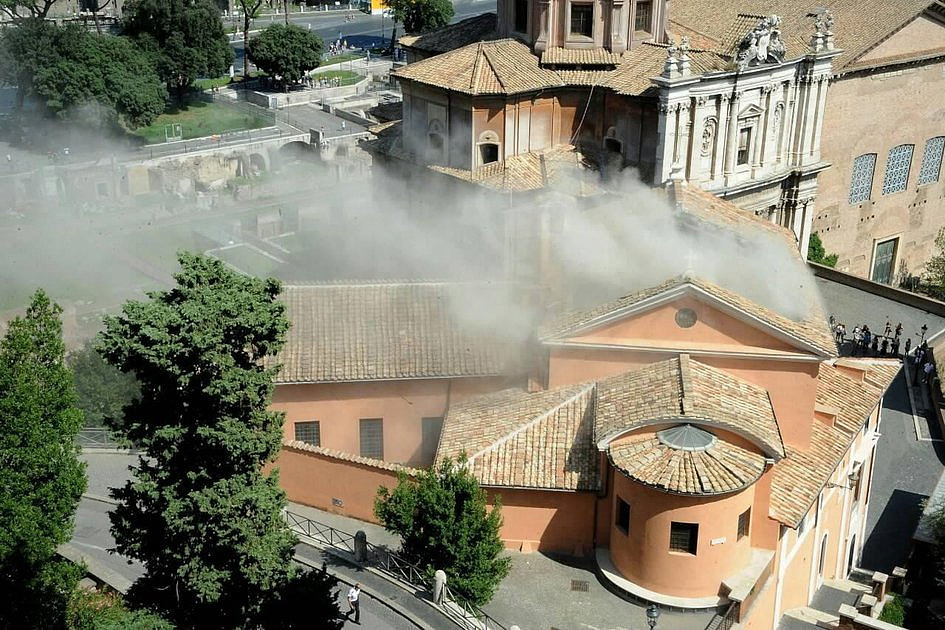W Rzymie zawalił się dach jednego z kościołów. To miejsce kultu największych świętych [FOTO] - zdjęcie w treści artykułu