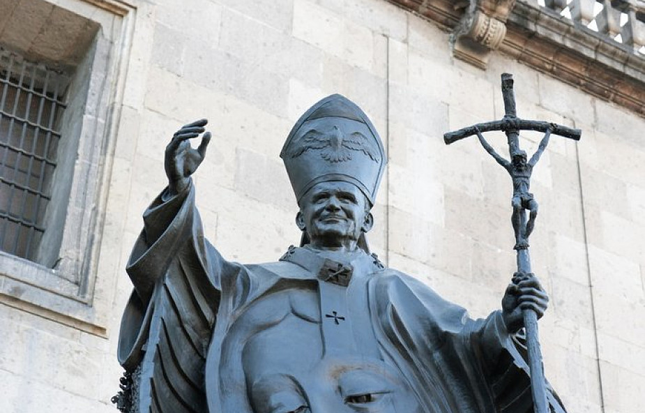 Poznań: sprofanowano pomnik św. Jana Pawła II. Ktoś zawiesił na nim kartkę z napisem