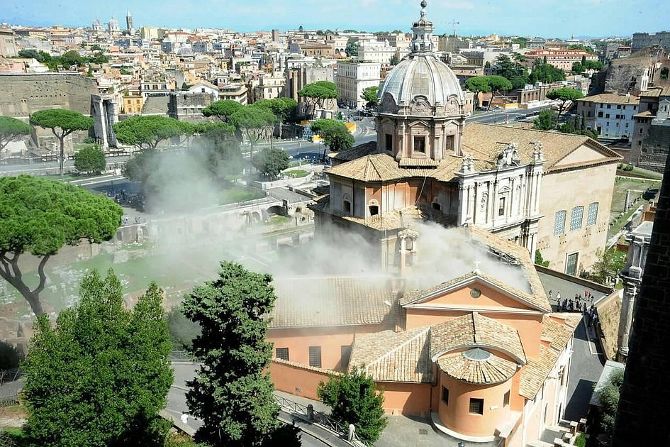 W Rzymie zawalił się dach jednego z kościołów. To miejsce kultu największych świętych [FOTO] - zdjęcie w treści artykułu nr 2