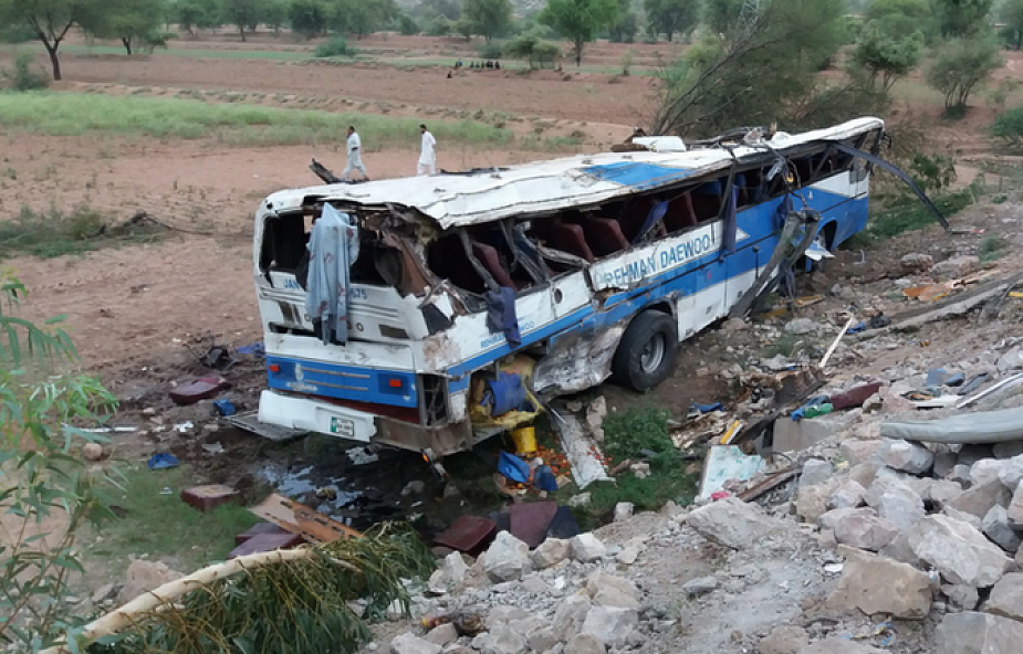 Pakistan: co najmniej 18 ofiar śmiertelnych zderzenia autobusu z cysterną