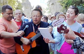 Abp Ryś na spotkaniu z pielgrzymami poprosił o gitarę i wprawił wszystkich w osłupienie