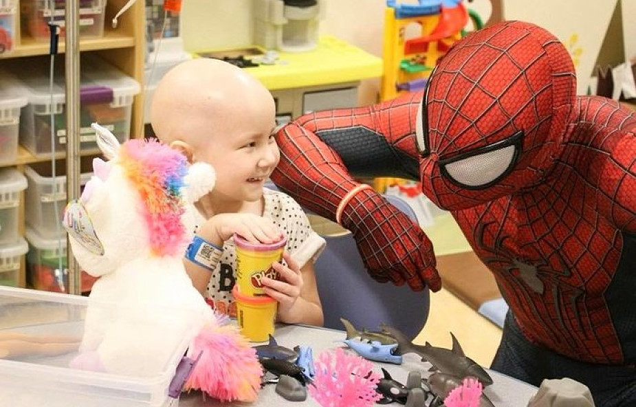 W stroju Spidermana odwiedza dzieci w szpitalach. "Nigdy nie czułem się bardziej bezbronny"