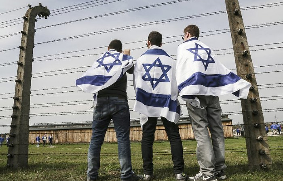 Młodzi Żydzi z Niemiec i muzułmańscy uchodźcy z Syrii i Iraku wspólnie odwiedzili Oświęcim
